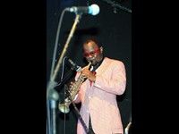 Ivan Mazuze performing with Mingas
November 2007 in Maputo (Photo: by Funcho)
