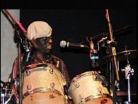Stélio Zoé performing with Mingas,
July 2009 (Photo: by J. Almeida)