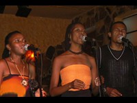 Xizimba, Sheila and Naldo performing with Mingas at Bar Africa, March 31, 2007  (Photo: by Belmiro Adamogy)