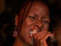 Sheila Jesuíta performing with Mingas at Bar Africa,
March 31, 2007  (Photo: by Belmiro Adamogy)
